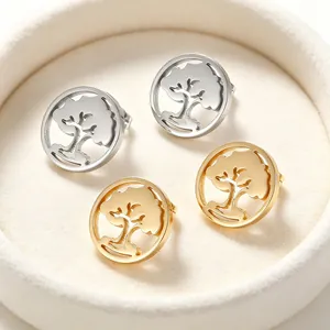 Vue macro détaillée des boucles d'oreilles Arbre de Vie en finitions creuses or et argent