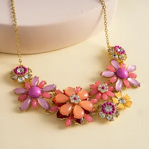 Auffällige Kette mit bunten Acrylblüten und glitzernden Strasssteinen auf goldener Kette