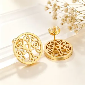 Gros plan de boucles d'oreilles Arbre de Vie dorées avec un design ajouré complexe