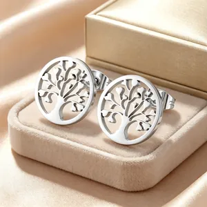 Gros plan sur les puces d'oreilles Arbre de Vie argentées avec motifs évidés