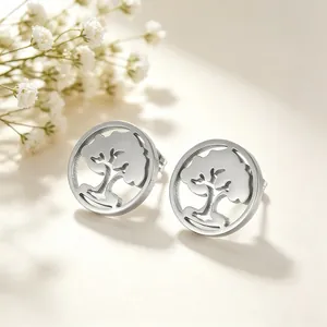 Vue macro de boucles d'oreilles Arbre de Vie argentées avec fond floral chic