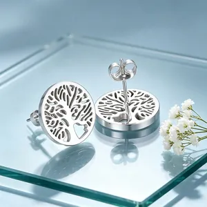 Vue macro détaillée de boucles d'oreilles clous arbre de vie argentées au design ajouré