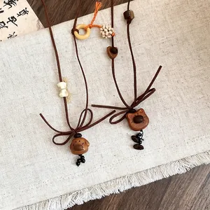 Lindos collares con colgantes de perro y oso de madera, cordón de ante marrón y cuentas