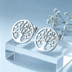 Vue macro détaillée de boucles d'oreilles arbre de vie argentées avec feuilles en cœur.
