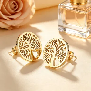 Détail des boucles d'oreilles dorées Arbre de Vie avec motif ajouré élégant