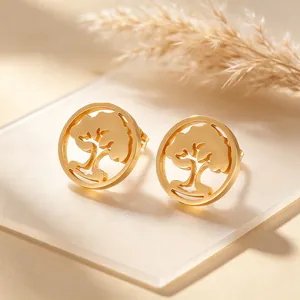 Vue détaillée du motif Arbre de Vie évidé sur des boucles d'oreilles rondes dorées
