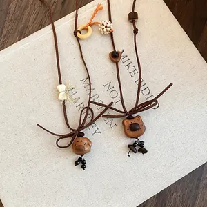 Collar artesanal con colgante de perro de madera, granos de café y cordón de terciopelo