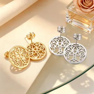 Vue macro détaillée de boucles d'oreilles Arbre de Vie en or et argent évidé