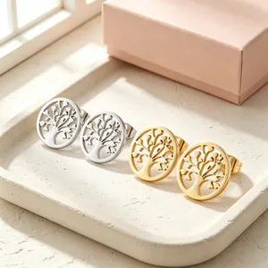Vue détaillée de boucles d'oreilles arbre de vie circulaires en argent et en or