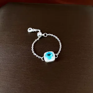 Vue détaillée de la bague en zircon bleu avec chaîne coulissante réglable