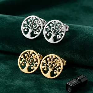 Gros plan des boucles d'oreilles Arbre de Vie ajourées en finitions dorée et argentée