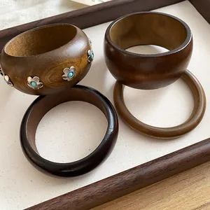 Vue détaillée de bracelets en bois vintage avec des incrustations florales uniques