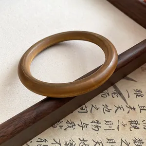 Détail d'un bracelet rond en bois de style néo-chinois sur un cadre traditionnel