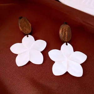 Boucles d'oreilles élégantes en bois et fleurs de nacre blanche avec aiguilles en argent