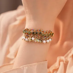 Bracelet ethnique tressé arc-en-ciel avec zircons verts et glands en perles