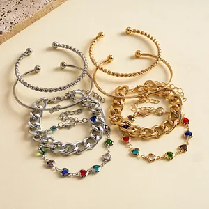 Detailweergave van goud- en zilverkleurige vierteilige armbandensets met hartjes en kettingen