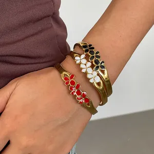 Bracelet Jonc Ouvert en Acier Inoxydable Émaillé Fleur Plaque Or Bijoux de Mode Floral Doux pour Femmes