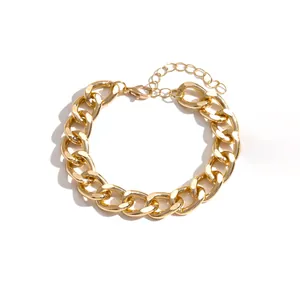 Modieuze grove goudkleurige metalen schakelarmband met een verstelbare verlengketting