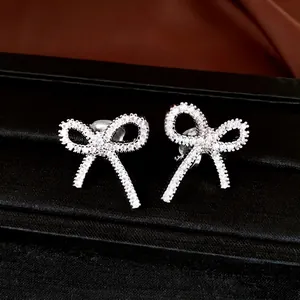 Boucles d'oreilles à clip en forme de nœud en zircone argentée sans perçage