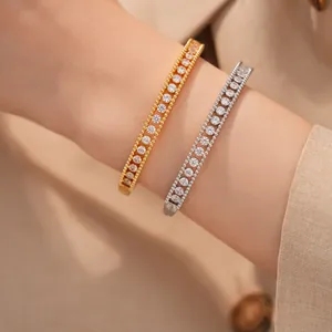 Nahaufnahme von eleganten 18 Karat gold- und silberplattierten Zirkonia-Reifen