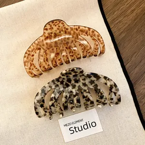 Detail von Vintage-Haarklammern mit Leoparden- und Sternenmuster auf Leinen