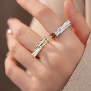 Nahaufnahme von minimalistischen geometrischen Zirkonringen in Gold und Silber