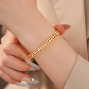 Nahaufnahme eines 18K vergoldeten Armreifs mit zweireihiger Zirkonia-Einlage.