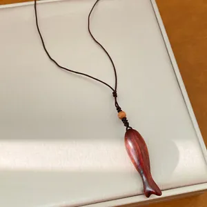 Collana con pendente a pesce in legno fatta a mano con corda marrone intrecciata