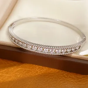 Nahaufnahme des 18K weißvergoldeten Armbands mit zweireihigen funkelnden Zirkoniasteinen