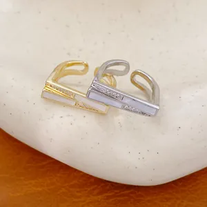 Nahaufnahme von unregelmäßigen geometrischen Ringen mit Muscheleinlagen und Zirkonia