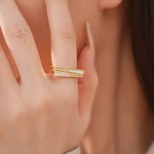Detailaufnahme eines minimalistischen goldenen geometrischen Rings mit Zirkonia-Akzenten