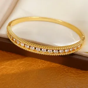 Nahaufnahme eines 18K vergoldeten Armreifs mit doppellagigem Design und brillanten Zirkonia