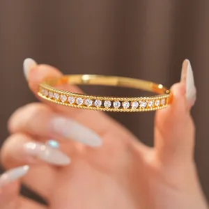 Nahaufnahme eines eleganten 18K vergoldeten Armreifs mit funkelnden Zirkoniasteinen