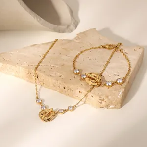 Makroaufnahme von 18 Karat vergoldetem Schmuckset mit funkelnden Zirkonia-Steinen
