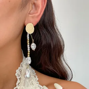 Detailansicht von Vintage-Metallohrringen mit unregelmäßigen Perlenfransen am Modell