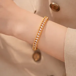 Elegante 18K vergoldete Armspange mit zweireihigen funkelnden Zirkonias am Handgelenk.