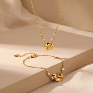 Detailansicht von 18k vergoldetem Set aus unregelmäßiger Kette und Armband mit Zirkon