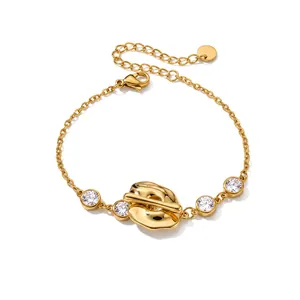 Élégant bracelet en acier inoxydable plaqué or 18 carats avec zircons et breloque