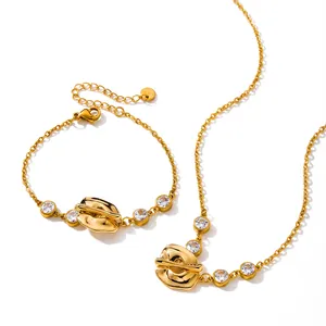 Detailansicht von unregelmäßigem 18k vergoldetem Edelstahl-Schmuckset mit Zirkon-Steinen