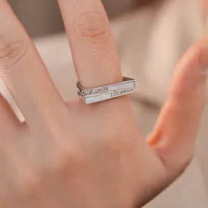 Nahaufnahme eines silbernen geometrischen Rings mit Muscheleinlage und Zirkonia