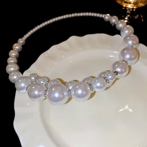 Elegante girocollo di perle irregolari in stile francese con perle bianche lucide