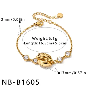 Detailansicht mit Maßen eines 18k vergoldeten Armbands mit unregelmäßigem Zirkonia.