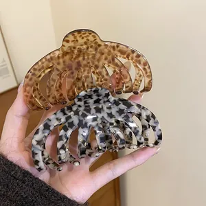 Detailansicht von Vintage-Haarklammern aus Acryl mit Leoparden- und Sternmuster