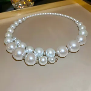 Elegante collana girocollo con perle irregolari stile francese sfumato bianco per donna.