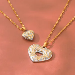 Gros plan de deux pendentifs cœur vintage avec des motifs complexes or et argent