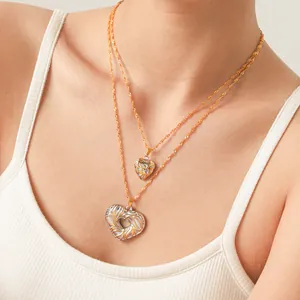 Gros plan d'un collier double rang en acier inoxydable avec pendentifs cœurs bicolores