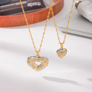 Détail de deux pendentifs cœur vintage français en finition or et argent bijouterie.