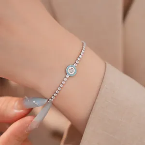 Λεπτομέρεια επιχρυσωμένου βραχιολιού 18k με ζιργκόν, μοτίβο αστέρι και μπλε πέρλα