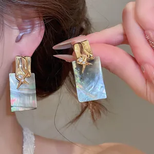 Élégantes boucles d'oreilles carrées en nacre plaquées or 18 carats avec étoile zircon