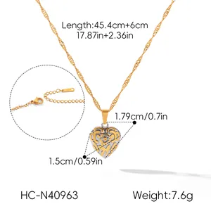 Dimensions et poids détaillés de ce collier en acier inoxydable avec pendentif cœur évidé.